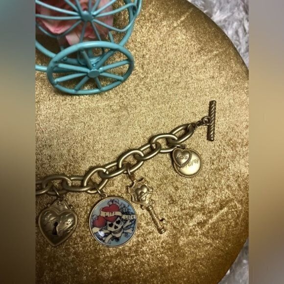 Lucky Vintage Costume jewelry Gold tone Pirate Key Heart Lock Charm Bracelet - Picture 3 of 3